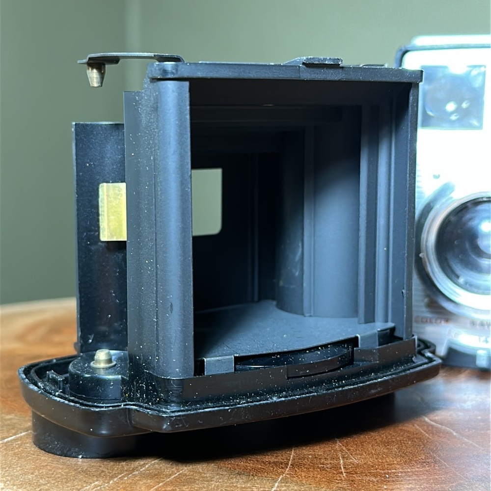 KODAK Brownie Twin 20 with Flash - Picture 12 of 16